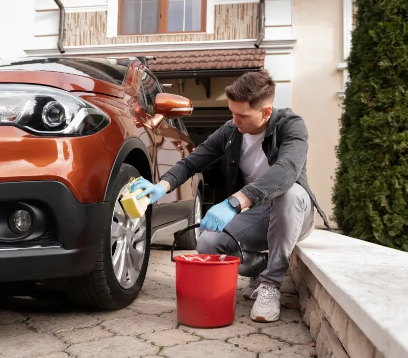 Lavage auto à domicile Douelle : professionnel intervenant sur un véhicule
